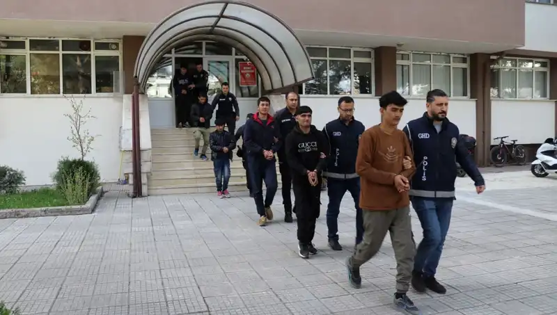 Düzensiz Göçmenlerin Peşinde: İki İlde 21 Kişi Yakalandı