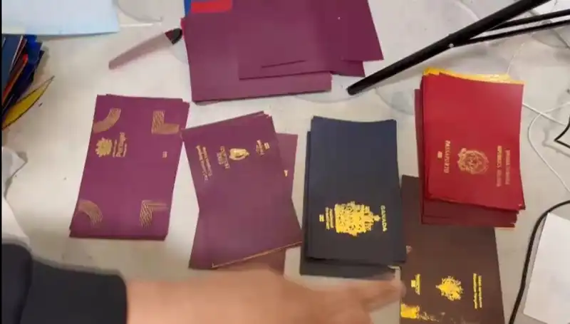 Sahte Pasaport ve Kimlik Belgeleri Üreticilerine Şok Baskın: Operasyonun Detayları
