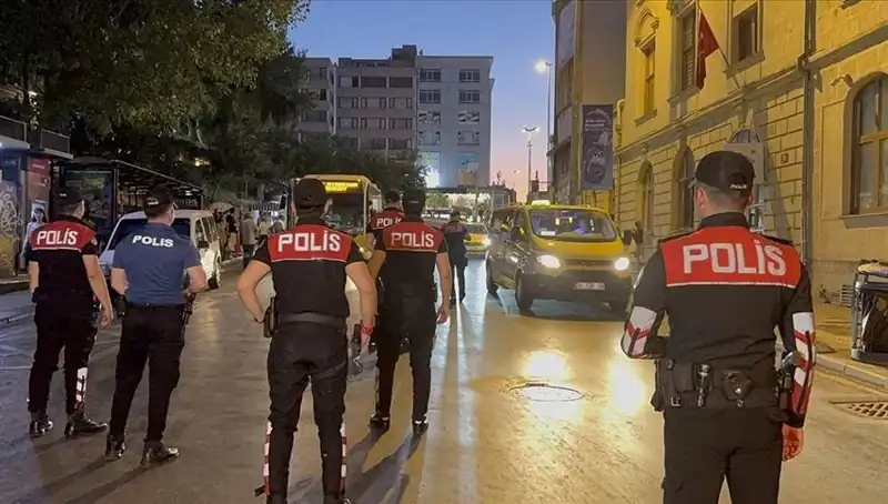 İstanbul'da Asayiş Operasyonu: 4 Saatte Yüzlerce Gözaltı Gerçekleşti