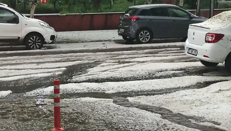 Ardahan'da Dolu Yağışı Şehri Beyaza Bürüdü: Doğa İle Dans