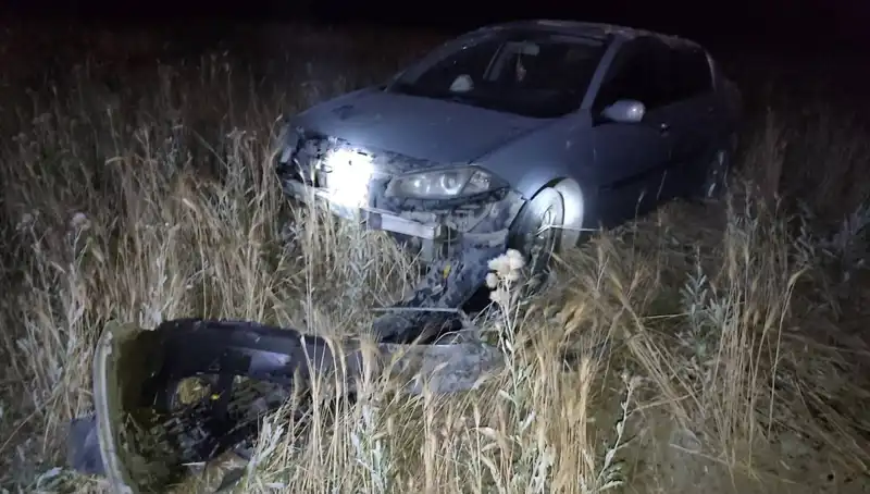 Burdur’da Kontrolden Çıkan Otomobil Tarlaya Uçtu, İki Kişi Yaralandı
