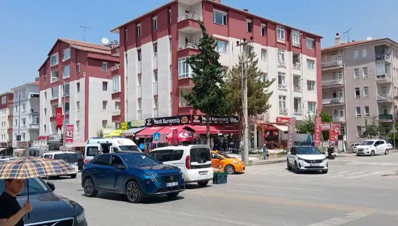 Taksi ve Otomobil Çarpıştı: Kaza Saniyeler İçinde Gerçekleşti