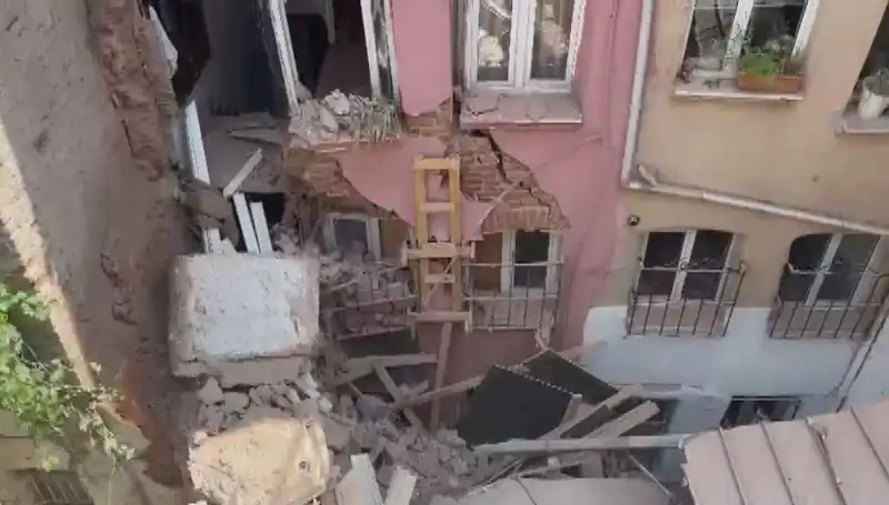 İstanbul’da Üç Katlı Bina Balkonunun Çökmesi İle Gelen Panik ve Merak