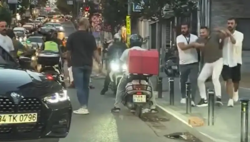 Nişantaşı’nda Yol Verme Kavgası: Sopalı Saldırı Güvenlik Kameralarına Yansıdı