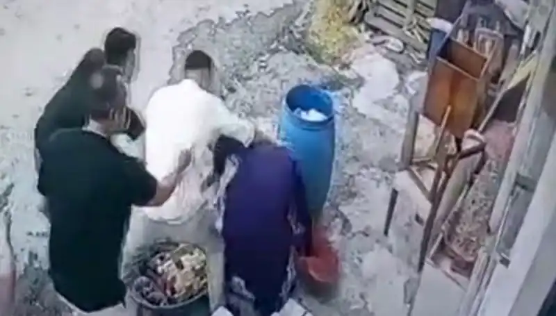 Başakşehir'de Skandal: Baba ve Oğul Bidon Yüzünden Kadını Darbetti