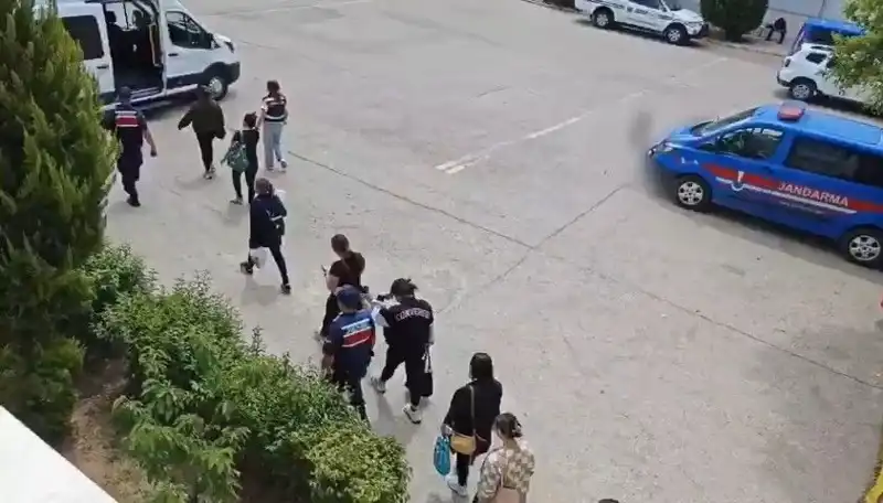 Taylandlı Kadınların Çalışma Hayali: Fuhuşa Giden Tehlikeli Yolda Karşılaştıkları Tuzak