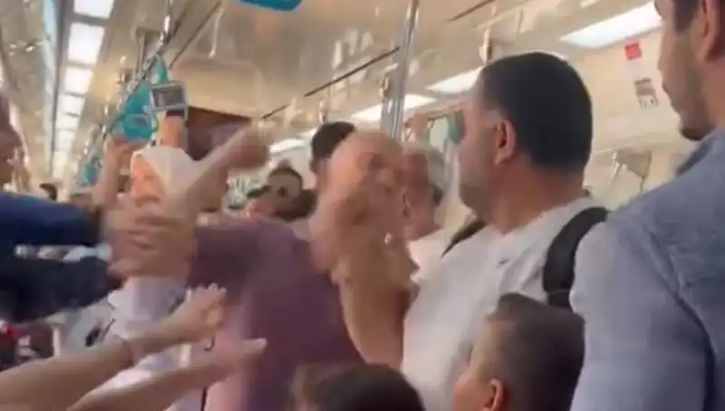 : Marmaray'da Yaşanan Yumruklu Kavga, Yolcuları Şaşırttı