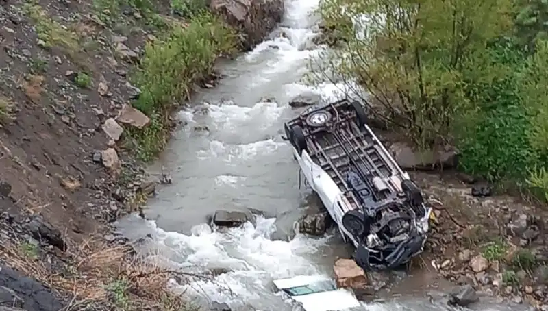 Hakkari'de Minibüs Devrildi: Feci Kaza Sonucu İki Can Gitti