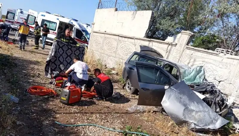 Lastiği Patlayan Araç İnistinat Duvarına Çarptı: Faciada 1 Ölü, 6 Yaralı