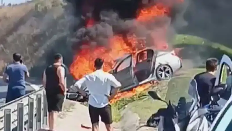 TEM Otoyolu'nda Kaza Yapan Araçta Yangın Çıktı: Üç Yaralı