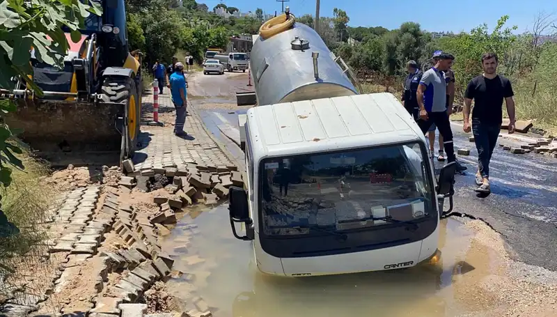 Bodrum'da Su Hattı Patladı! Tanker Çukurda Mahsur Kaldı
