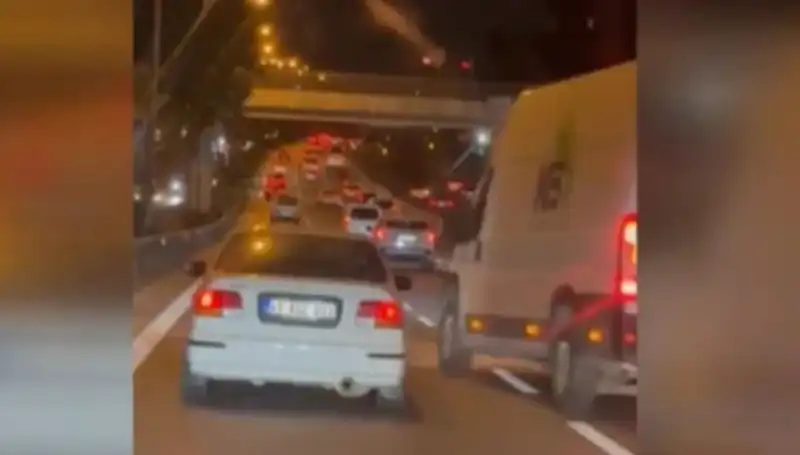 Tuzla'da Makas Terörü: Çarpıp Kaçan Sürücü Hızla Yakalandı