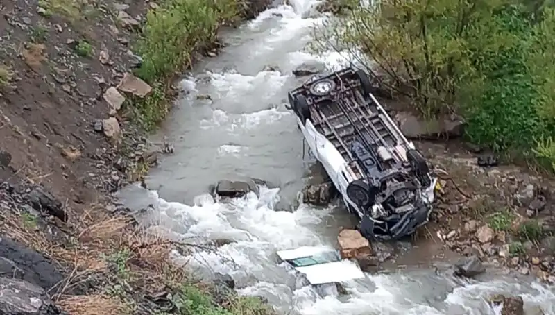 Hakkari'de Minibüs Devrildi: Can Pazarı, İki Kişi Hayatını Kaybetti