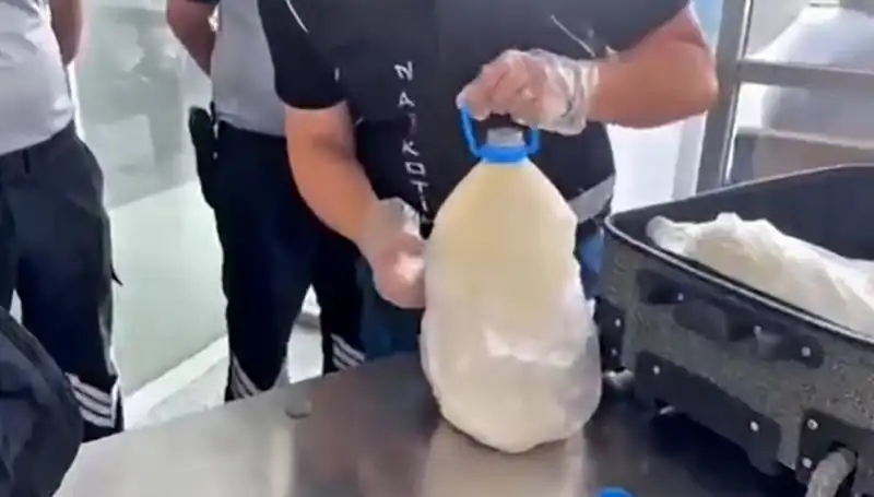 Havalimanında Süt Şişesinde Yakalanan Tam 12 Kilo 800 Gram Uyuşturucu İfşa Edildi