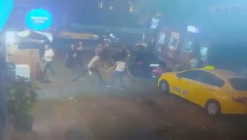 Beyoğlu’nda Laf Atma Kavgası: Sokaklarda Kan Aktı!
