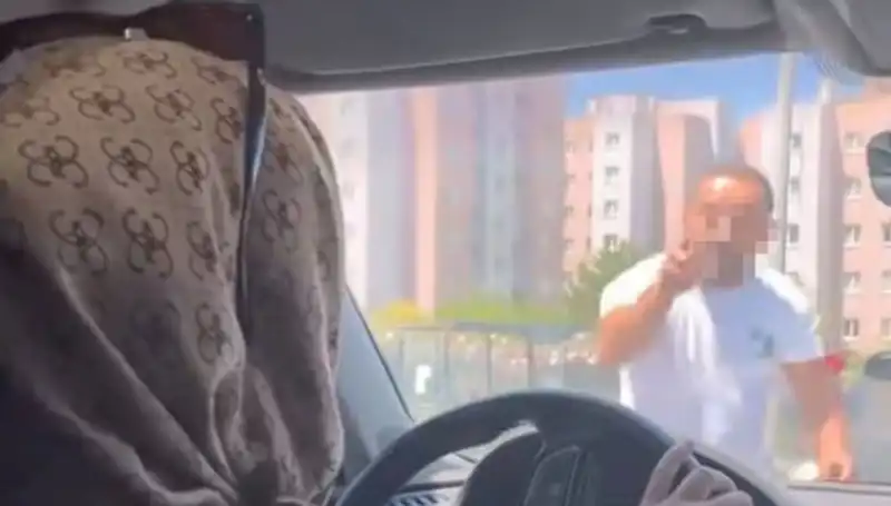 Trafikte Dehşet Anları: Araç Camına Yumruk Attı, Kaos Ortaya Çıktı