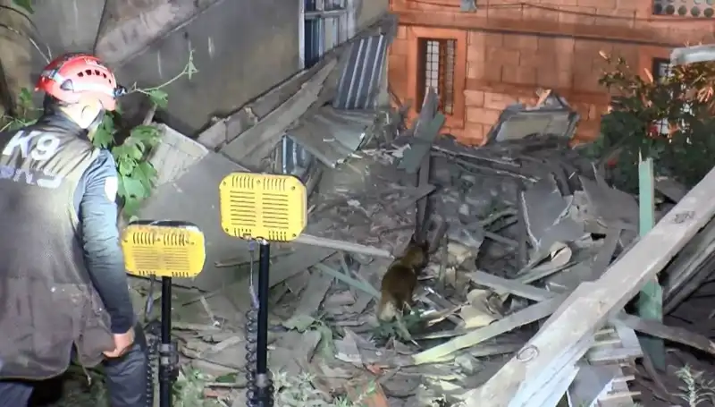 İstanbul’da Deprem Sonrası Çökme: Hasar Alan Bina Yıkıldı