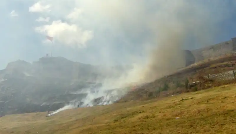 Kars Kalesi’nin Eteklerinde Korkutan Anız Yangını: Yangın Kontrol Altına Alındı mı?
