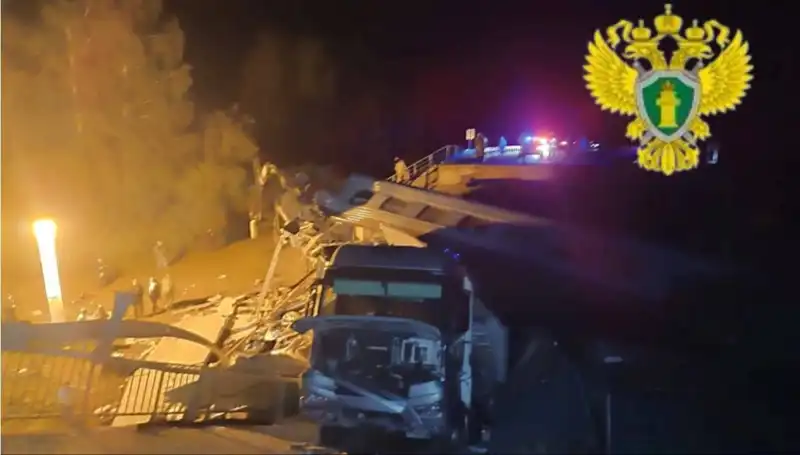 Rusya'da Köprü Tren Üzerine Çöktü: Can Kaybı ve Yaralılar Var