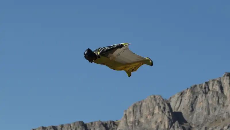 Erzincan'da Adrenalin Dolu Bir Gün: "Yarasa Adam" Rekoru Kırdı!
