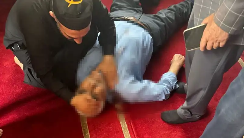 Camide Namaz Kılan Adam Dehşete Düşüren Bıçaklı Saldırıya Uğradı