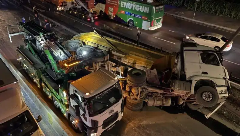 Moloz Yüklü Hafriyat Kamyonu Devrildi: Olay Anı ve Sonrası