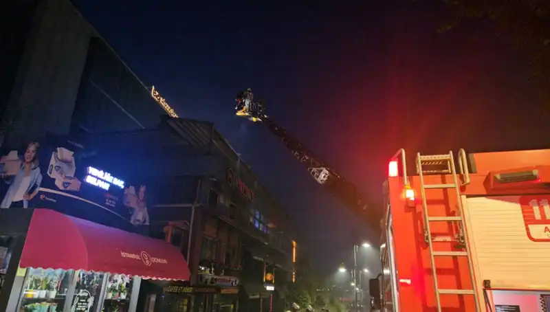 Beşiktaş'ta 3 Katlı Restoranda Korkutan Yangın: İtfaiye Ekipleri Olayda Müdahale Etti