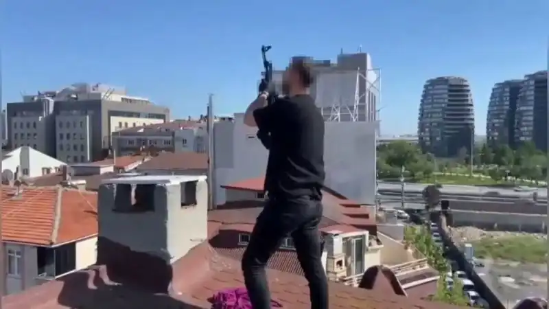 İstanbul'da Korkunç Olay: Çatıya Kaçan Suçlular Bacadan AK-47 İle Yakalandı