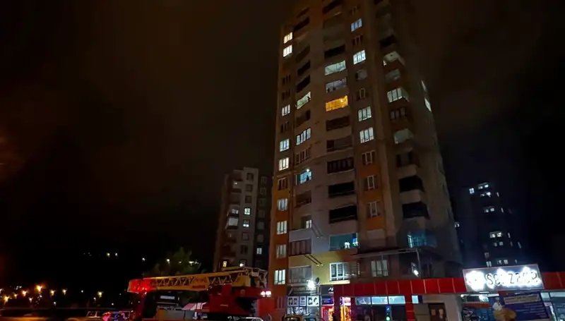 Yıldırım Düşmesi: Apartman Çatısında Gerilim Dolu Anlar