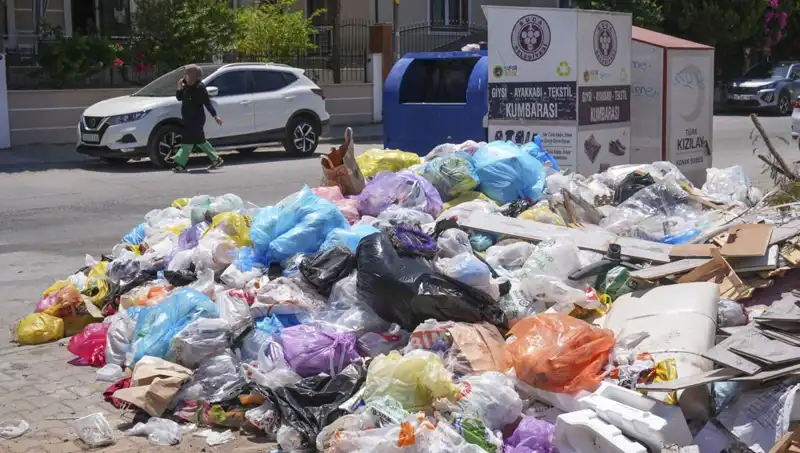 İzmir'de İçler ACISI Çöp Yığınları: Şehrin Temizliği Tehlikede mi?