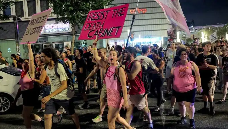 Tel Aviv'de On Binler, Netanyahu'ya Karşı Sokağa Döküldü: Protestoların Ardındaki Nedenler