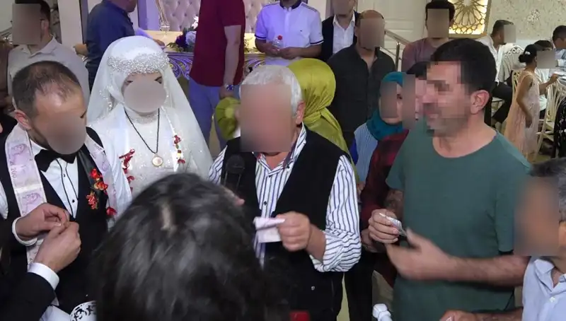 Davetsiz Düğüne Gizlice Giren Hırsız, Takıları Çaldı ve Pasta Yedi