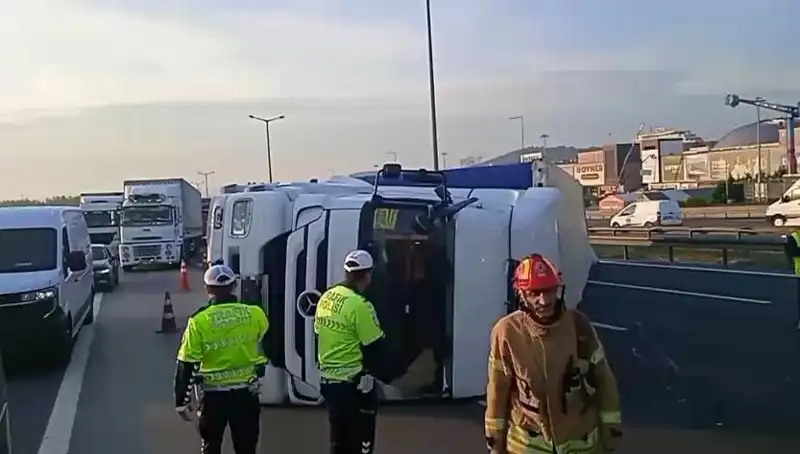 Pendik TEM Otoyolu'nda TIR Devrildi: İstanbul Yönünde Uzun Araç Kuyrukları Oluştu