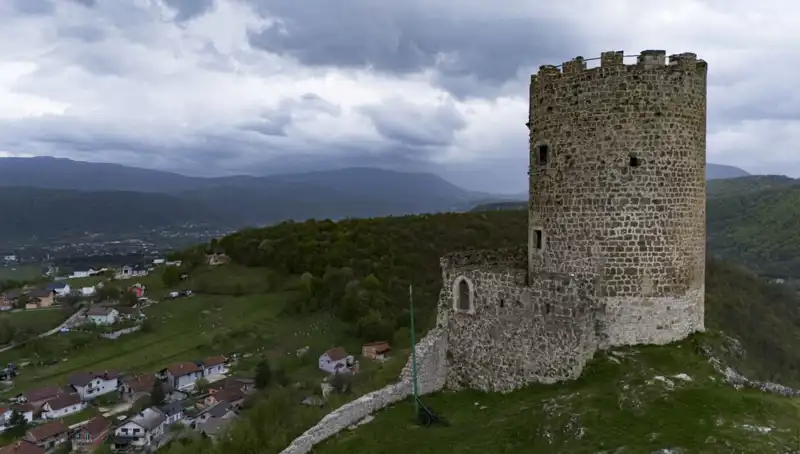 Bosna Hersek’in Sokolac Kalesi: Tarihin İzlerini Taşıyan Zamana Dirençli Yapı
