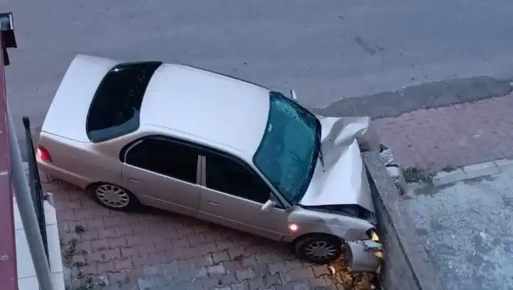 Kontrolü Kaybeden Araç Duvara Çarptı: Kaza Anına Tanıklık Edenler Şokta