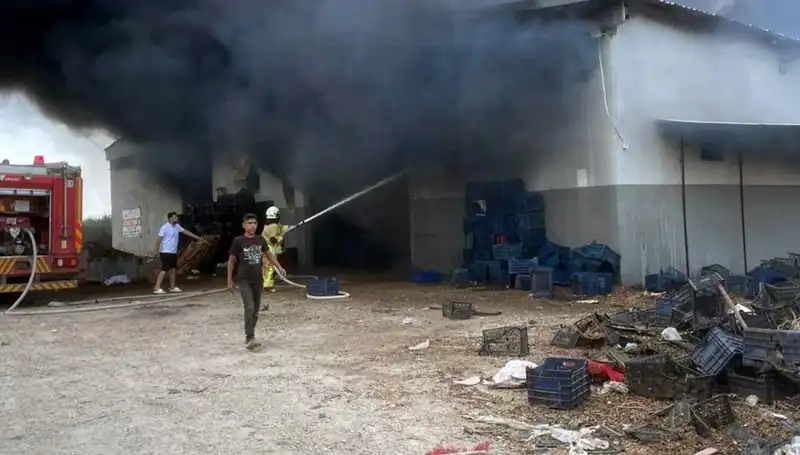 Plastik Kasa Deposunda Çıkan Yangın, Şehrin Üzerine Simsiyah Dumanlar Saldu