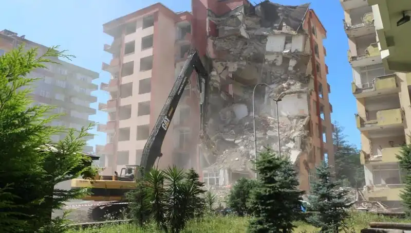 Dalgalar İki Bina Yıktı: Deprem Korkusu Yerini Şaşkınlığa Bıraktı
