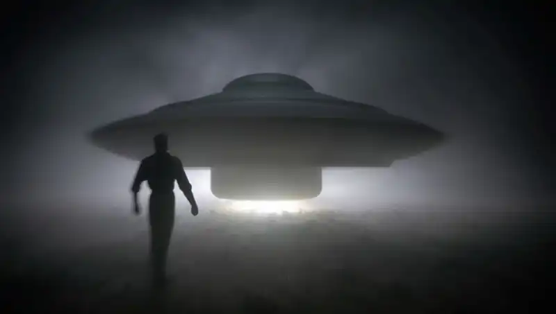 UFO Uzmanı Açıklıyor: Uzaylılar Masum İnsanı Hedef Alıyor mu?