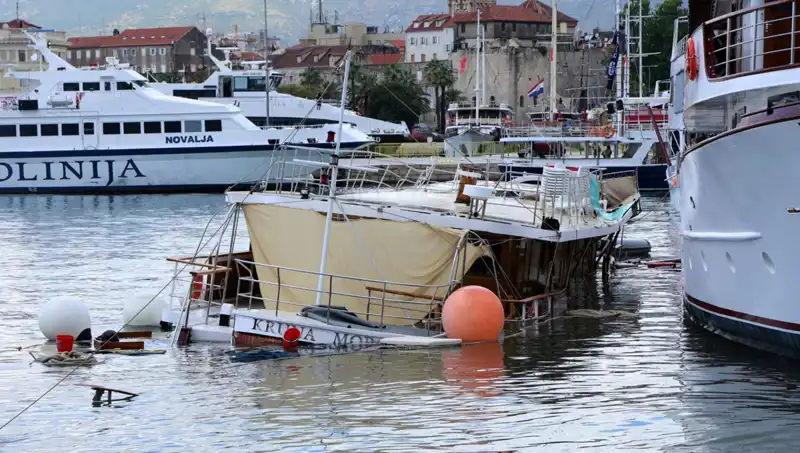 Hırvatistan'daki Fırtına nedeniyle Feribotun Çarptığı Gemi Battı!