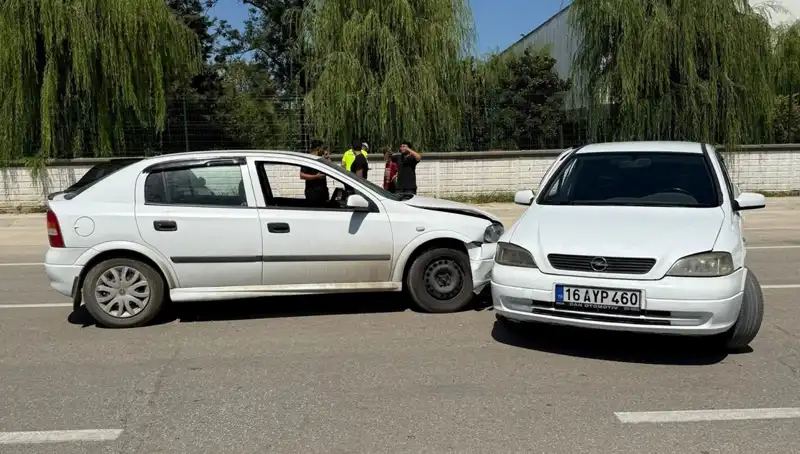 İki Otomobil Çarpıştı: Korkutan Kaza İki Yaralıyla Sonuçlandı