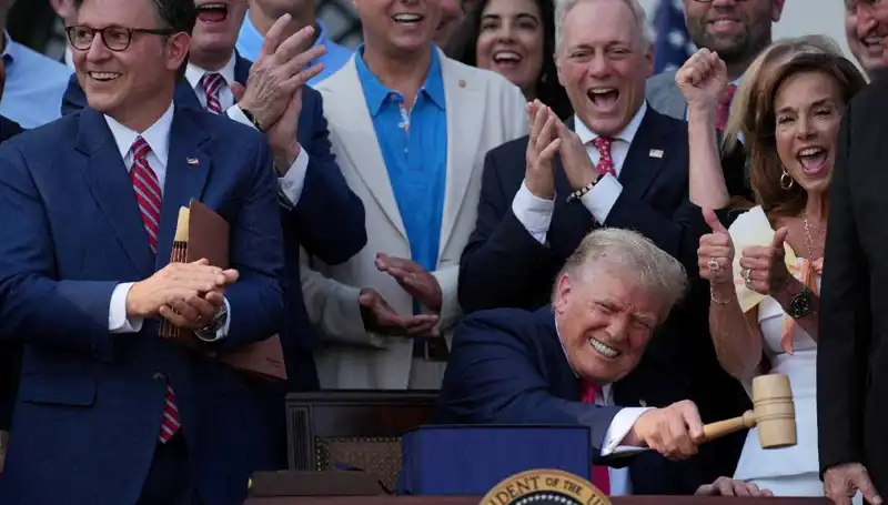 Trump, Ülkeyi Kucaklayacak "Büyük, Güzel Yasa Tasarısı"nı İmzaladı