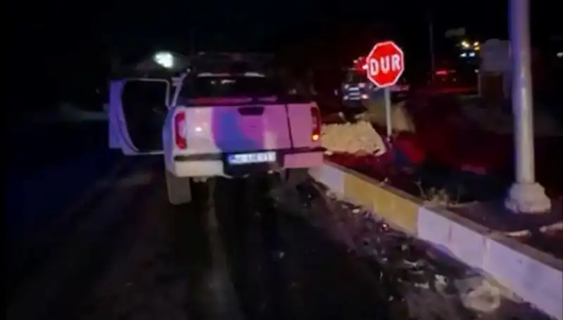 İzmir'de Kamyonet ile Hafif Ticari Araç Çarpıştı: Yürekler Ağızda Kaldı