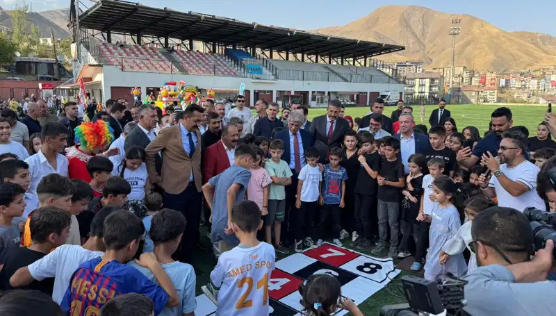 Hakkari'de Coşku Dolu Anadolu Şenliği Başladı: Gelenekler Bir Arada