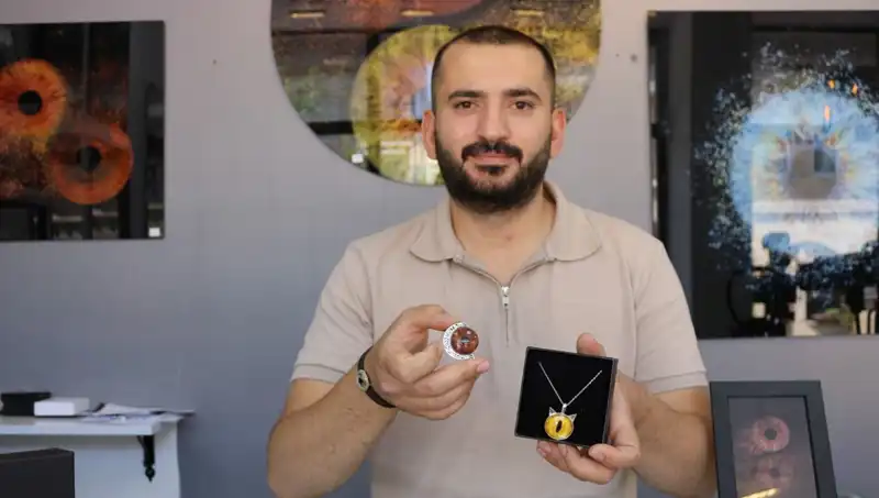 İris Fotoğraflarından Sanat Eserleri: Takı ve Tablo Rüzgarı